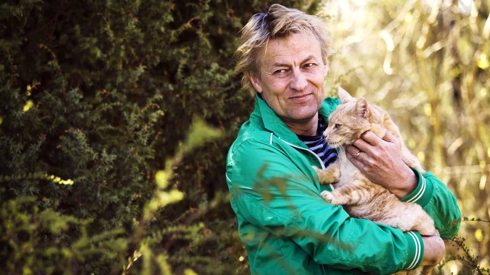 Lars Lerin har tillsammans med bildkonstnären Kerstin Högstrand samlat brev och bilder i boken 2Råskinn".
