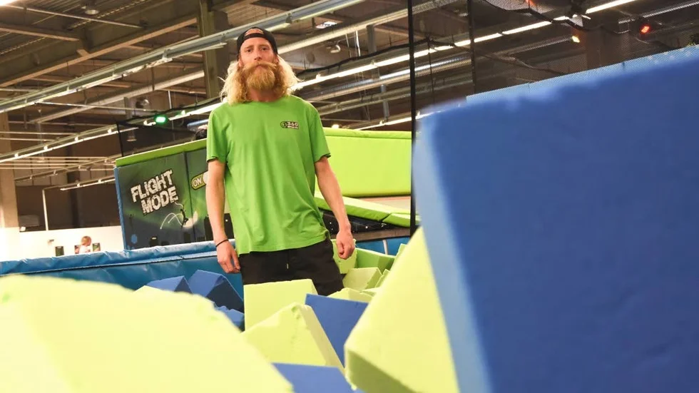 Säkerhetsansvarig. Per Holmlund Viklund är anställd på trampolinparken.