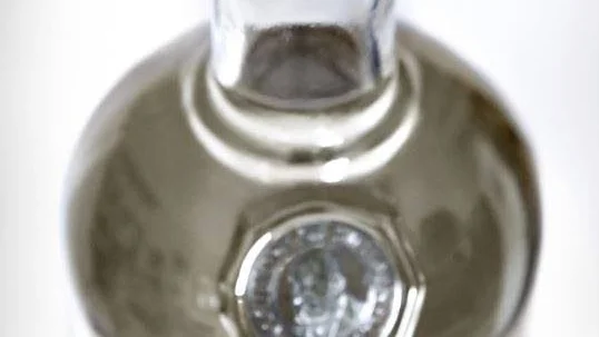 En okänd man misstänks för langning seda han setts överlämna en nyinköpt spritflaska till några ungdomar.