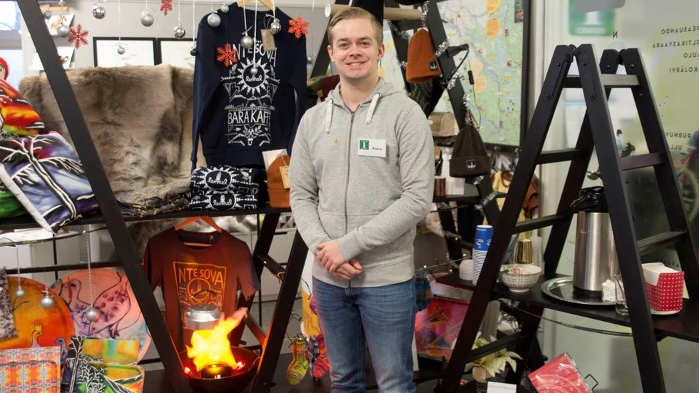 Anton Blomstam är en av tre medarbetare på den snart ett år gamla turistinformationen i Gällivare.