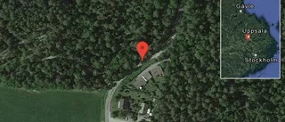 En personbil i trafikolycka på väg 590