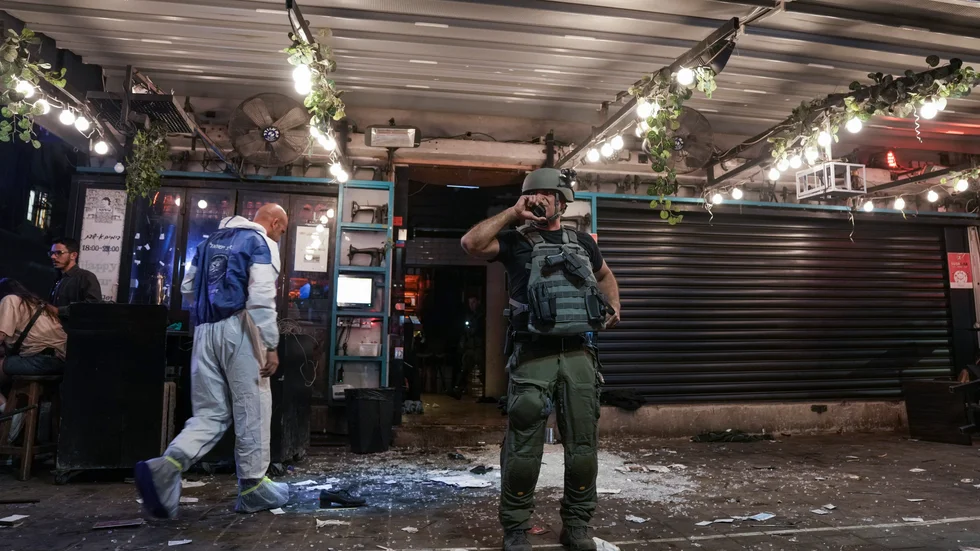 Flera personer har skadats i en skottlossning i Tel Aviv.