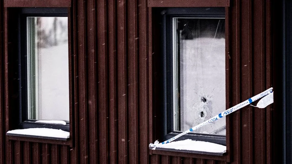 Gärningsmannen efterlämnade två kulhål i ett fönster till lägenheten.
