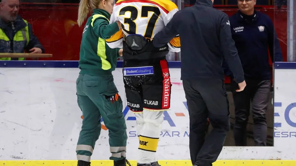 Isac Lundeström fick en tuff tackling i slutet av första perioden och hjälptes av isen.