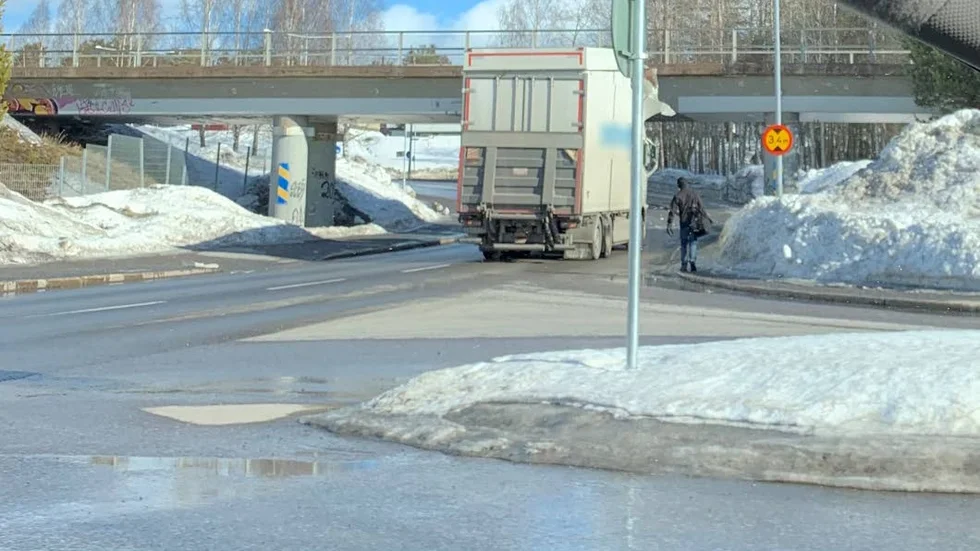 En lastbil fastnade på fredagsförmiddagen under en viadukt på Bergviken i Luleå.