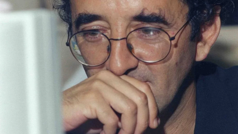Roberto Bolaño (1953–2003) föddes i Chile och levde länge ett kringflackande liv innan han slog sig ner i Spanien. Han fick sitt stora genombrott med "De vilda detektiverna" bara några år innan han dog.