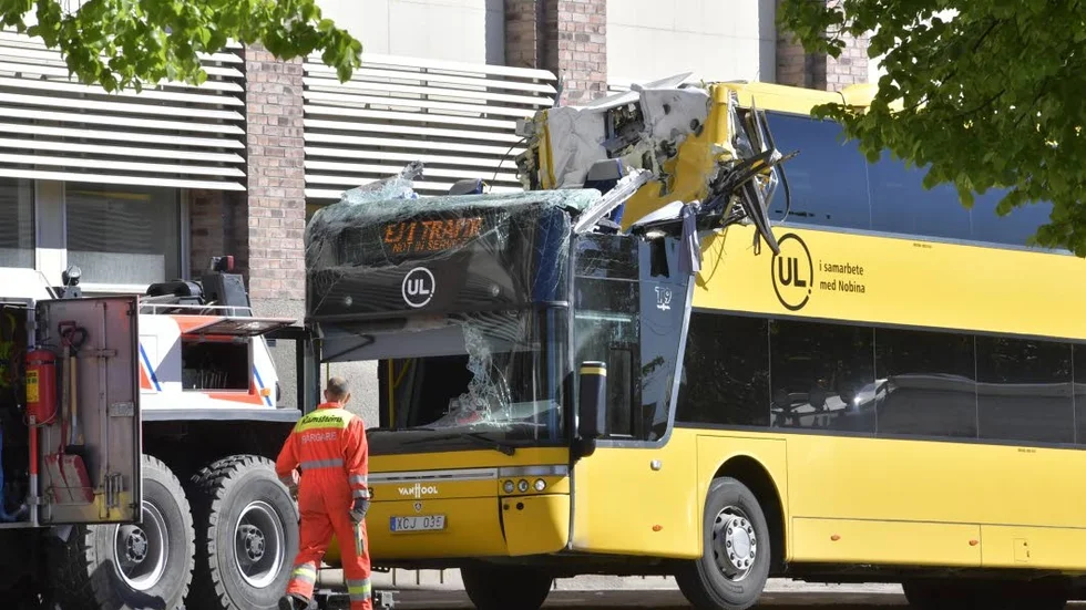 Taket på bussen trycktes in vid kollisionen med bron.