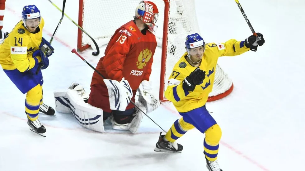 För mycket reklam stör hockeyfesten i TV, skriver Leif Hägg. På bilden jublar Gustav Nyquist och Rickard Rakell  efter Sveriges 1-1-mål mot Ryssland.