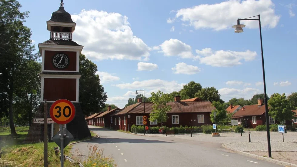 Utveckling och vård av kulturarvet är viktigare än mycket pengar när Tierpsbyggen säljer 28 bostäder från 1700-talet i Karlholm till ett lokalt företag. Det säger bolagets styrelseordförande Bengt-Olov Eriksson (S).