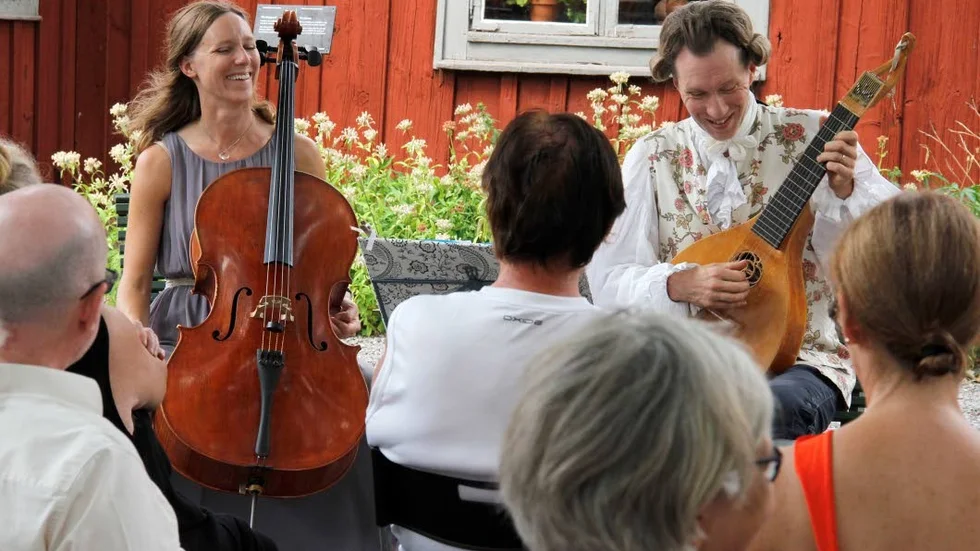 Såväl publiken som musikanterna Hanna Bendz och Carl-Håkan Essmar hade roligt när Bellmans minne firades med konsert vid Kaplansgården.
