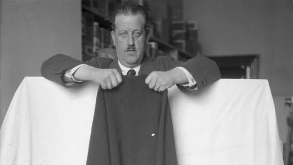 Gerumsmanteln är med sin ålder på omkring 2 300 år Sveriges äldsta bevarade klädesplagg. Manteln hittades 1920 och dess historia är både mystisk och dramatisk.