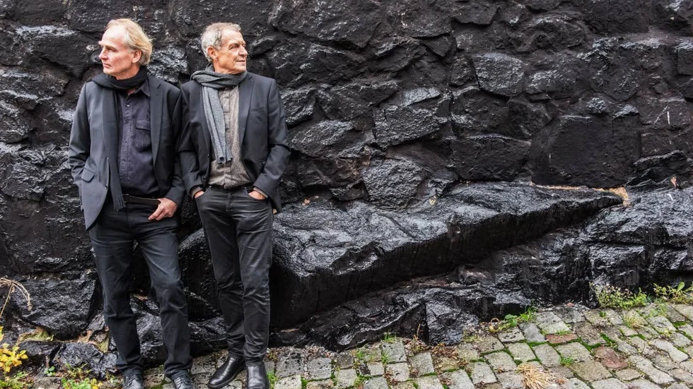 Anders Falk och Tomas Adolphson kan blicka tillbaka på en lång artistkarriär. På tisdag återvänder de till staden där de växte upp för en konsert i Parksnäckan.
