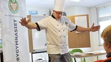 Måndag 22 mars var det temadag om olika yrken för åk 6-9 vid Örbyhus skola. Ett 20-tal yrkes- och branschföreträdare informerade, bland dem bagaren och yrkes läraren Mattias Landén, Ekebygymnasiet.