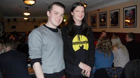 Jakob Nordfors och Fredrik Sixtensson arrangerar Onsdagsquiz på Smålands nation.