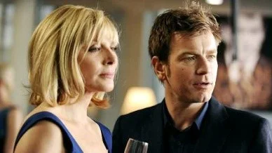 Kim Cattrall och Ewan McGregor i Ghostwriter.