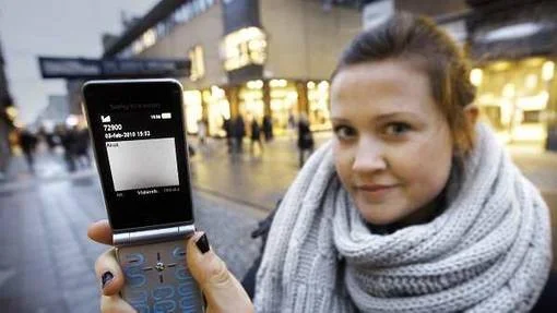 Moa Hals skänker med sms.
