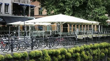 Restaurang Carl Philip på Östra Ågatan har dragit på sig nya skatteskulder.