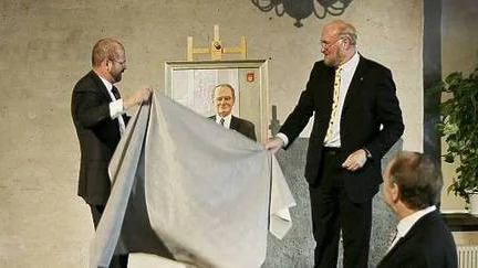 Landstingsrådet Erik Weiman och kommunalrådet Gunnar Hedberg täckte av porträttet inför motivpersonen Björck.