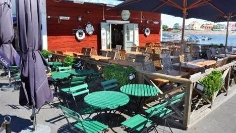 Uteserveringarna berder ut sig mer och mer i Öregrund.