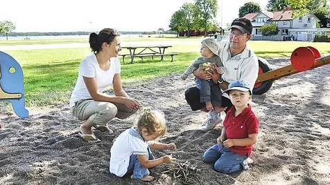 Pia Rengelin och Magnus Bergman med barnen Malou två år, Elton åtta månader och Milton tre år tror att det kan bli svårt att göra vårdnadsbidraget rättvist.