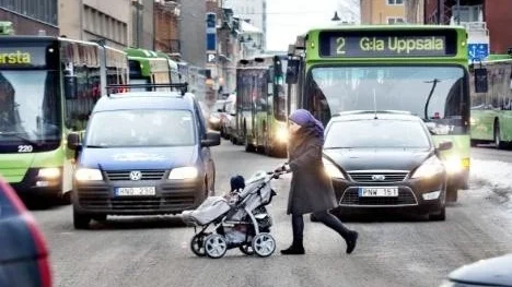 Kungsgatan, tät trafik, dålig luft.
