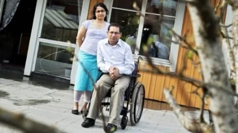 Prabir och Reva Paul ville bygga en inglasad altan till sonens studentfest.  Men byggfirman har inte slutfört jobbet och dessutom är fruktträd förstörda.