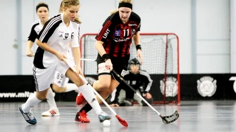 Derby i innebandy Sten Sture möter FBC Uppsala. I bild från vänster Maja Andersson (6) FBC och Fanny Bromark (11) Sten Sture.