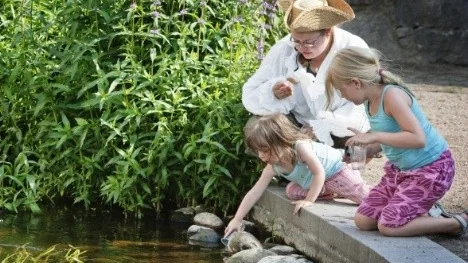 Guiden Isabel tillsammans med Tilde och Ronja Johansson.