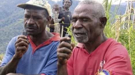 Med sina berättelser i elektroniska minidiktafoner ser de här båda männen till att usarufa-språket på Papua Nya Guinea inte kommer att utplånas, även om inga människor längre skulle tala det.