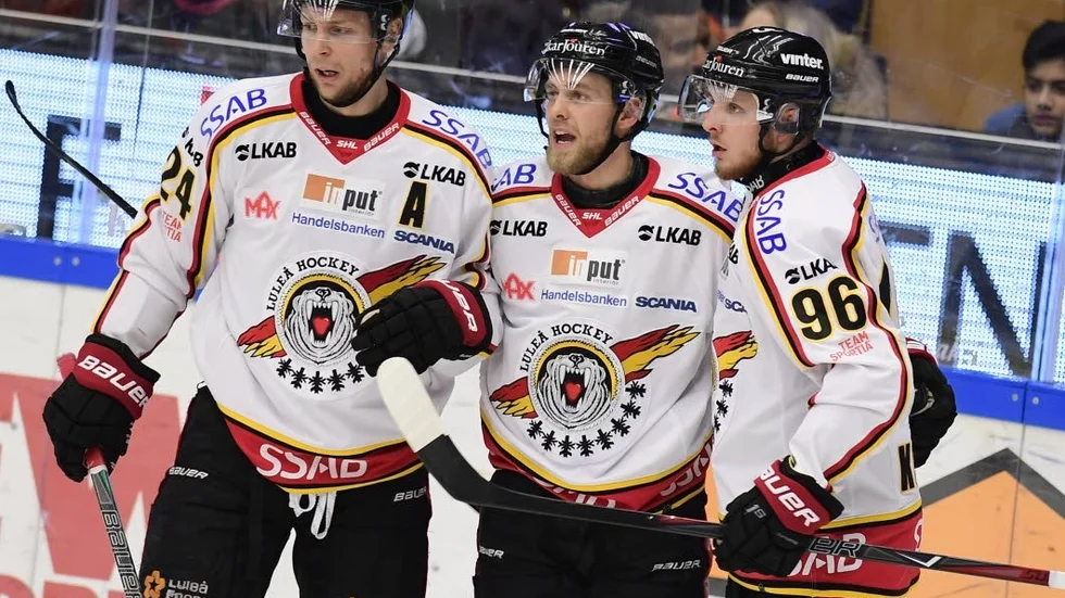 Patrick Cehlin, i mitten, är en av fyra Luleå-spelare som missar premiären.