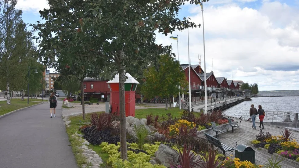 Här blev en 14-årig pojke rånad på sin märkesjacka tidigt på lördagskvällen.