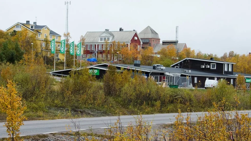Det planerade bostadsområdet i Abisko kommer att bli mindre än det var tänkt från början. En utbygnad eller ett helt nytt vatten- och avloppsreningsverk kan också bli aktuellt för att bostadssituationen ska kunna lösas.