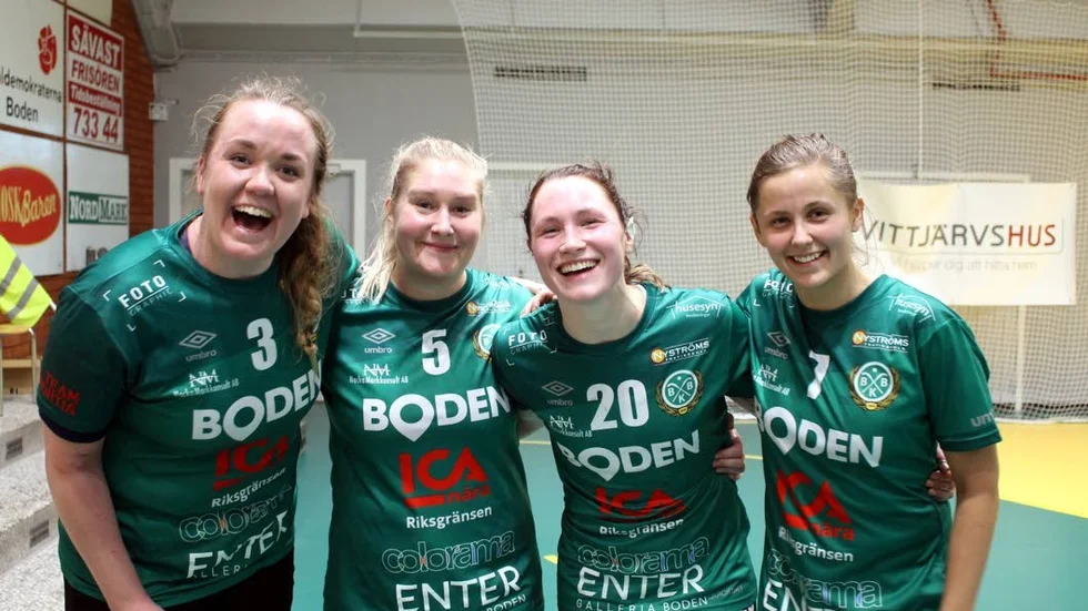 Segerglada Bodentjejer efter segern mot Tyresö. Från vänster Terese Lindström, Mathilda Jonsson, Moa Nilsson och Petra Söderström.