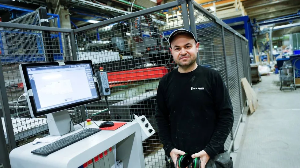 Isolamin hjälper även nyanlända i arbete. Teknikern Waleed Al-Abboad kom via SFI till Isolamin i Överkalix och trivs som fisken i vattnet.