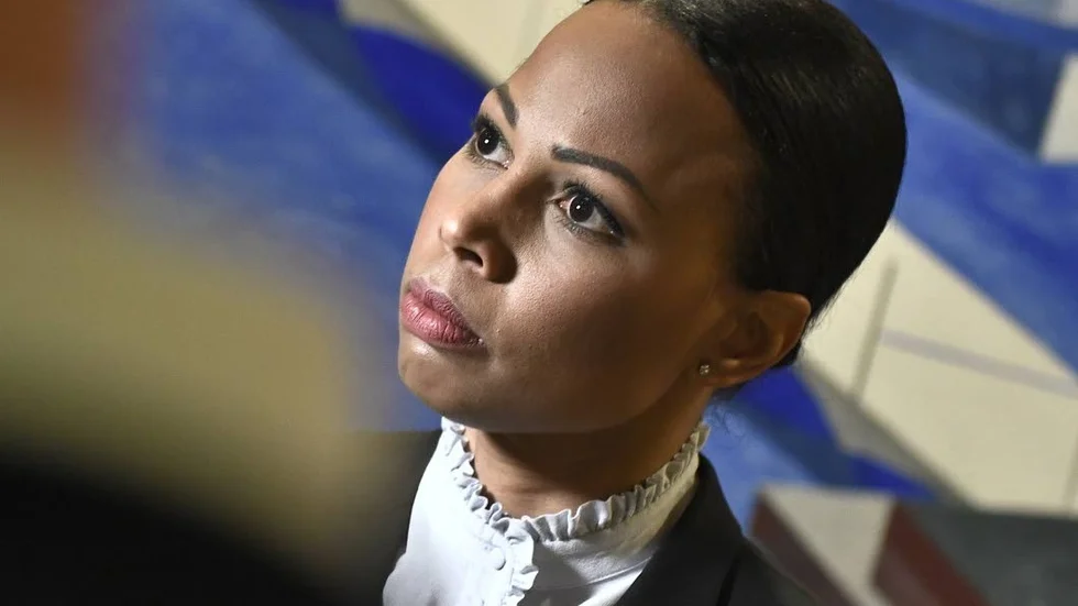 Dålig form. Miljöpartiet har nu i flera mätningar noterats under de fyra procent som krävs för en riksdagsplats. Demokrati- och kulturminister Alice Bah Kuhnke gör knappast situationen bättre.