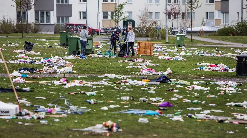 Arkivbild. Städning efter sista april, Ekonomikumparken.