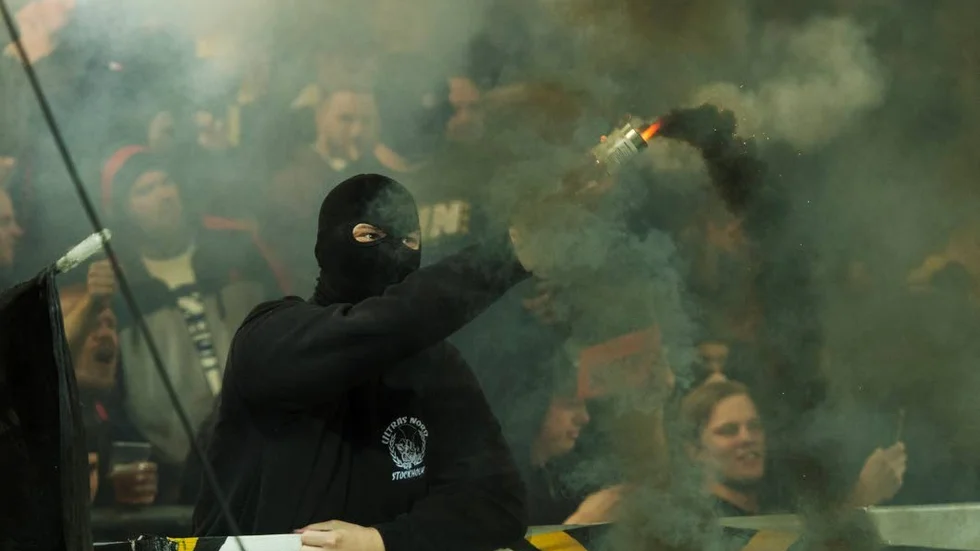 Anonym. Gå på fotboll, demonstrera, debattera, kritisera andra människor och deras åsikter, men gör det med öppet ansikte, skriver Sven-Åke Haglund.