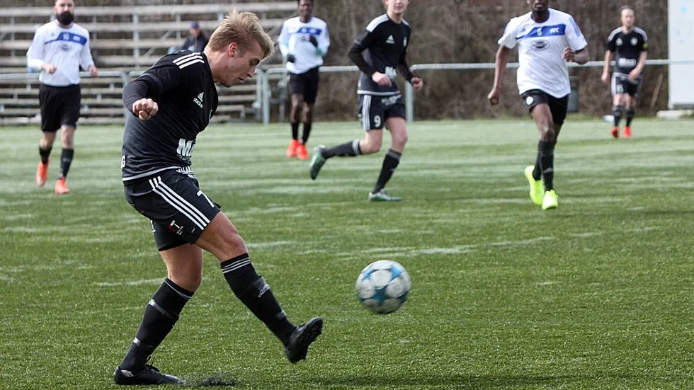 Kryss. Blev det för Johan Grip Sjöholm och hans Fanna 2 i premiären.