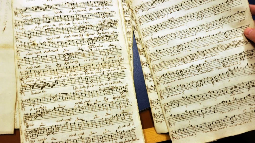 Tidsanda. Samma noter, olika texter. Med tidens skiftningar så justerade musikerna ibland texterna till rådande ideal och förhållanden.