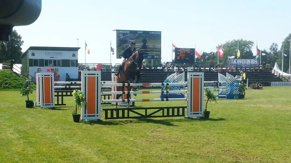 Finalhopp. Isabell Eklöf och Wizard V flyger över ett hinder i grundomgången av Young Rider Grand Prix.