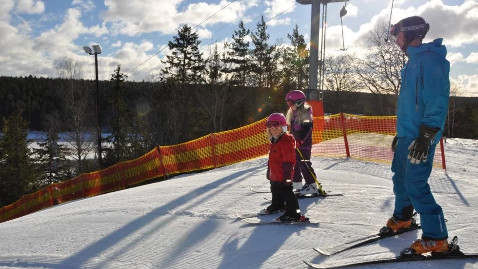 Sunnerstabacken. Familjen Danersund- Pappa Magnus och döttrarna Maja och Tove njuter av det fina sportlovsvädret.