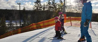 Sportlovsfirarna njuter av sol, snö och is