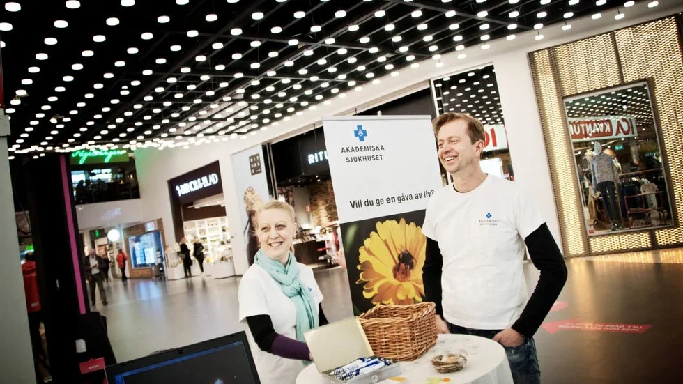 Karin Stålenheim, barnmorska, och Ola Sundgren, embryolog, raggade donatorer på Gränby centrum under onsdagen.