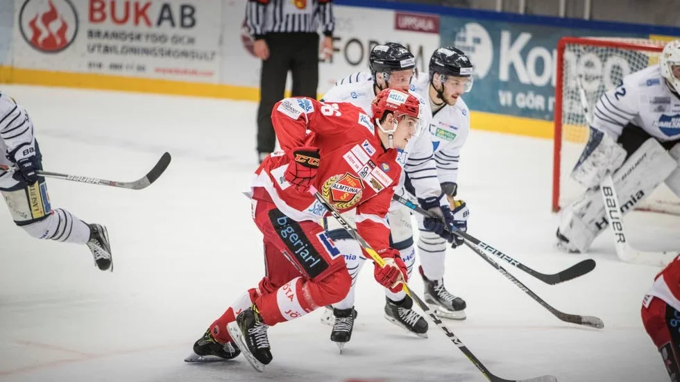 Emil Larsson i röd tröja.