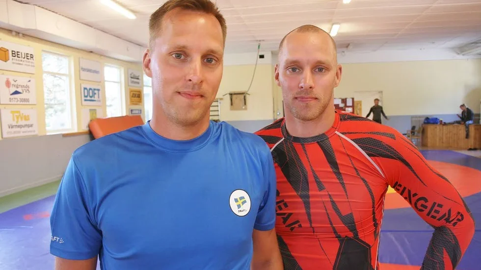 Tvillingbröderna Jonas (till vänster) och Tomas Eriksson trivs med brottningsträningen och gemenskapen i Östhammars BK:s brottarlokal.