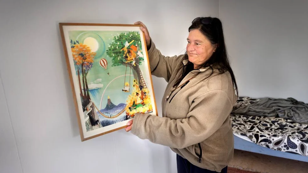Barndomsminne. Tavlan med motiv från Tove Janssons Mumintrollen hade Lotti Hydén i sitt barnrum på 1950-talet. Nu ska hon hänga upp den i sitt första hem på 40 år.