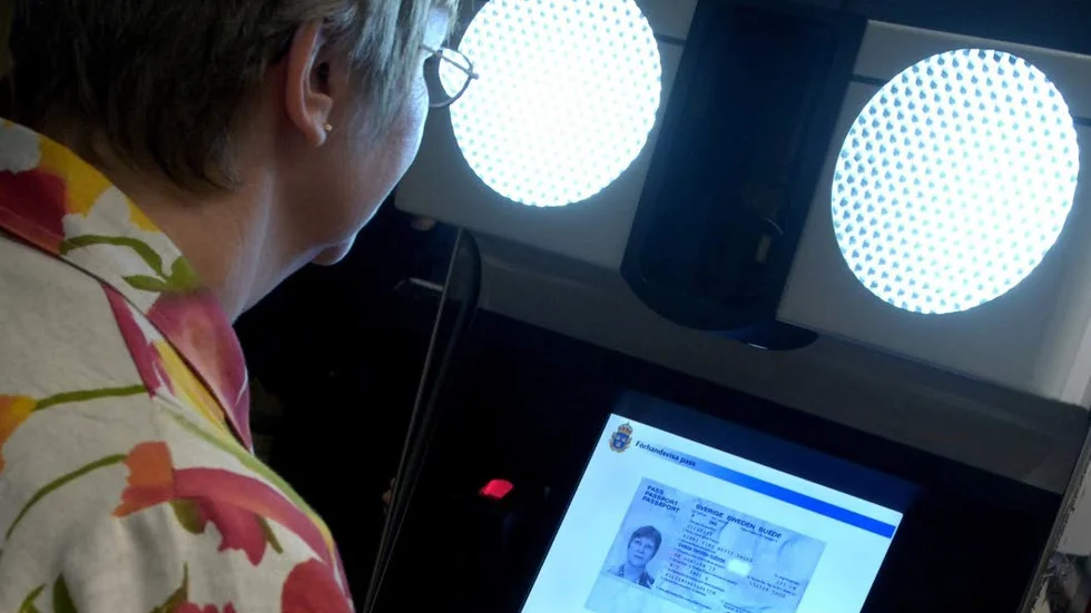 All fotografering  för pass och ID-kort måste ske på Polisens passexpeditioner.