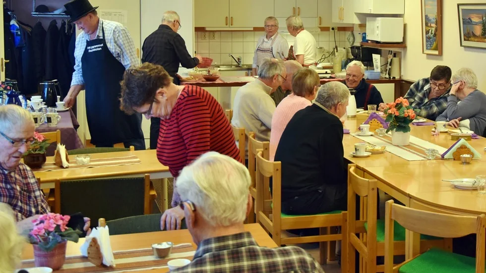 Nyligen arrangerade HRF Kinda en våffeldag i sin föreningslokal. Många medlemmar passade på att njuta av läckerheterna. Foto: Morgan Karlsson