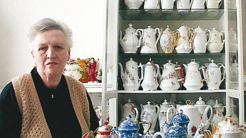 Det Stina Johnsson samlat mest på är kaffekannor, vilket tydligt framgår av denna bild.