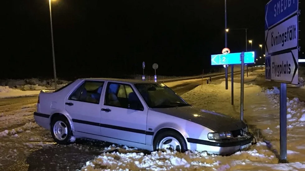 Här vid Smedby strax utanför Kalmar hittade polisen bilen som övergivits av de båda misstänkta rånarna.